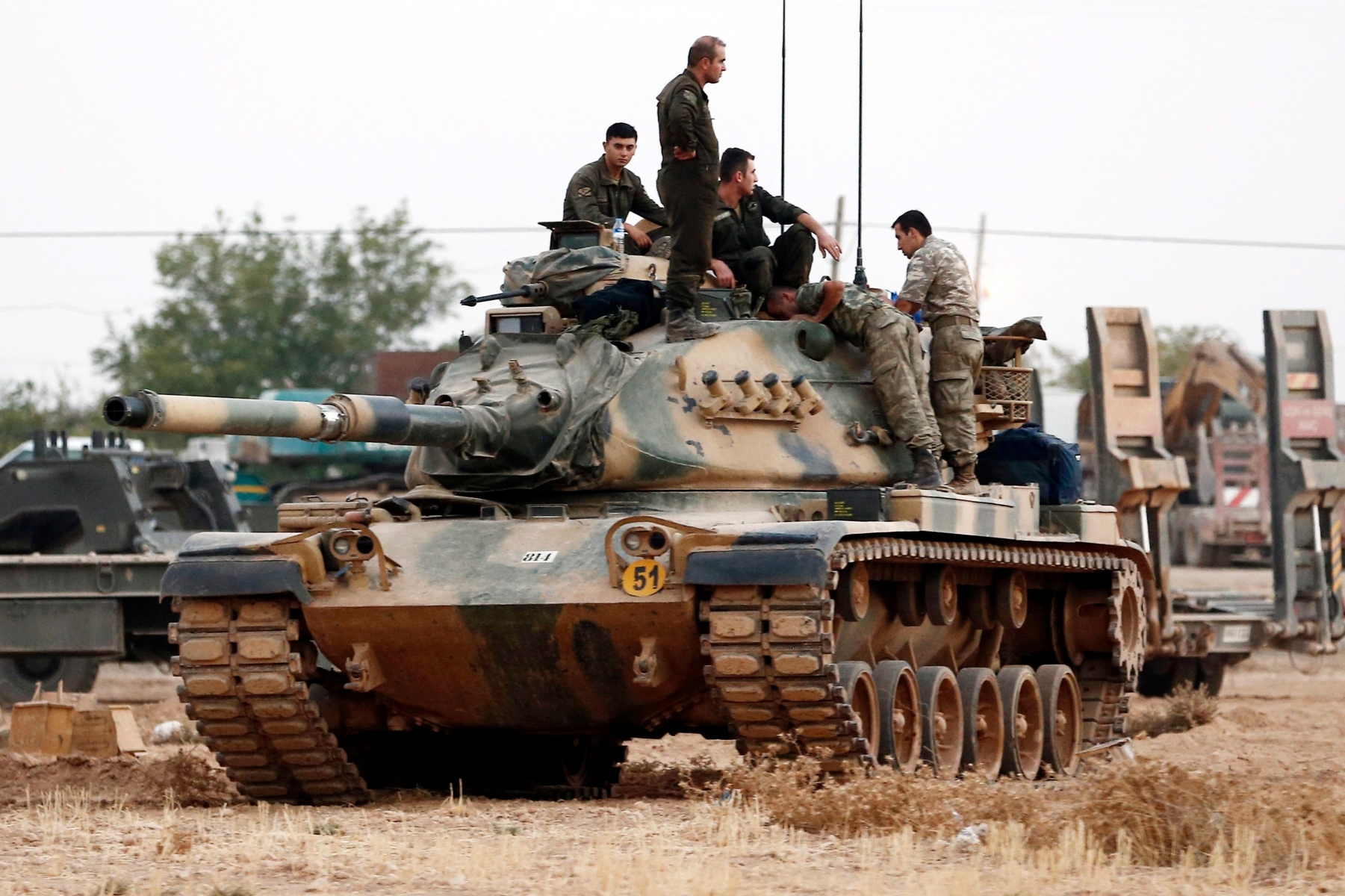 epa05508856 Turkish soldiers stand on tanks at the Syrian border as part of their offensive against the so-called Islamic State (ISIS or IS) militant group in Syria, in Karkamis district of Gaziantep, Turkey, 24 August 2016. The Turkish army launched an offensive operation against ISIS in Syria's Jarablus with its war jets and army troops in coordination with the US led coalition war planes.  EPA/SEDAT SUNA TURKEY SYRIA ISIS CONFLICT WAR