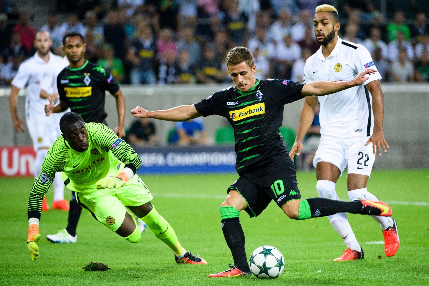 Bern's Goalkeeper Yvon Mvogo left, fights for the ball with Gladbach's Yoric Ravet, left, right before the first goal of the game, during the UEFA Champions League Qualification playoff round second leg match between German Club Borussia Moenchengladbach and Swiss Club BSC Young Boys Bern, at the Borussia Park Stadium in Moenchengladbach, Germany, Wednesday, 24 August 2016.  (KEYSTONE/Manuel Lopez) SCHWEIZ FUSSBALL CL 2016/17 PLAY OFF MOENCHENGLADBACH YB
