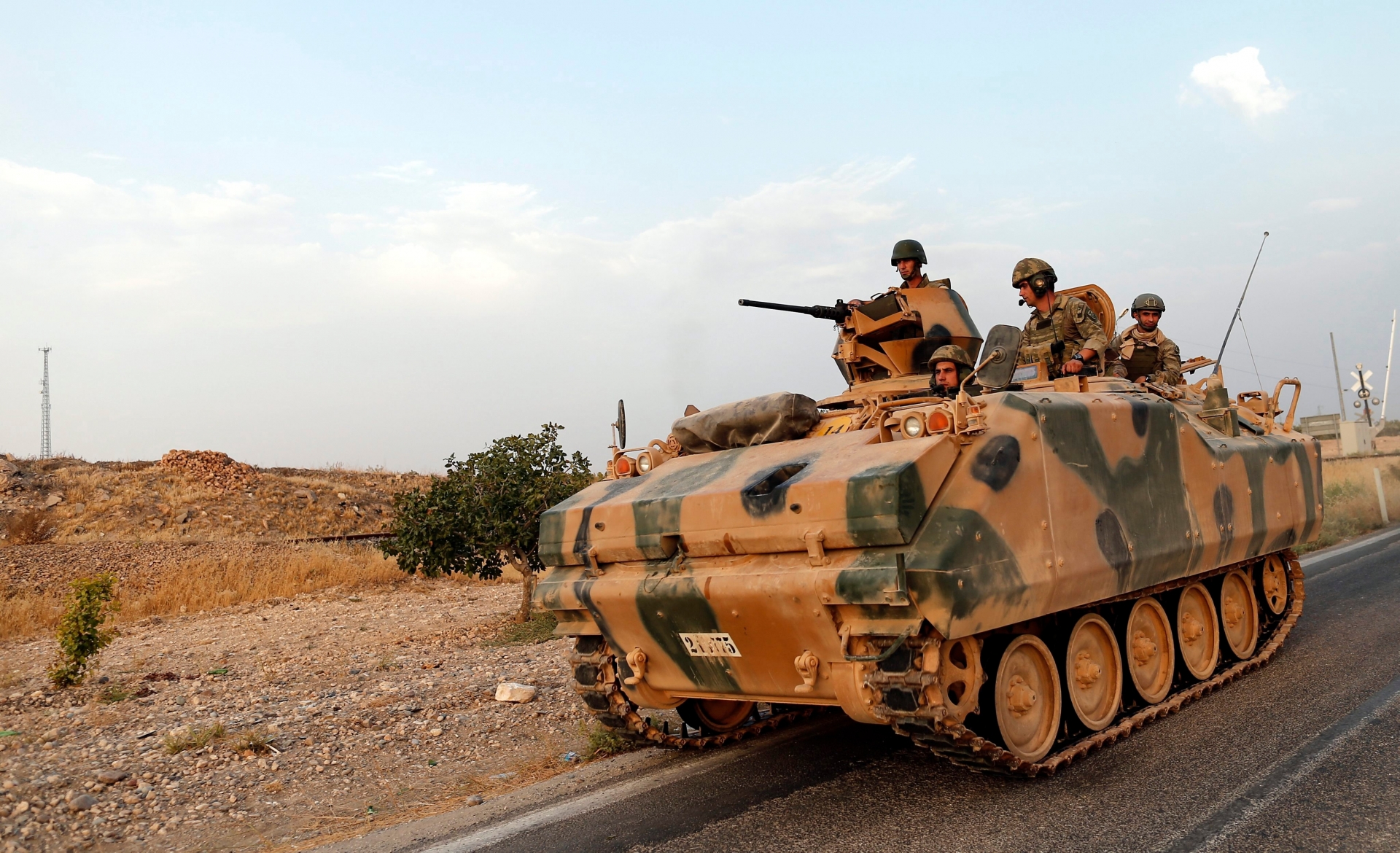 epa05509864 Turkish soldiers return from Syria to Turkey with tanks after a military operation at the Syrian border as part of their offensive against the Islamic State (IS) militant group in Syria, Karkamis district of Gaziantep, Turkey, 25 August 2016. The Turkish army launched an offensive operation against IS in Syria's Jarablus with its war jets and army troops in coordination with the US led coalition war planes.  EPA/SEDAT SUNA TURKEY SYRIA IS CONFLICT WAR