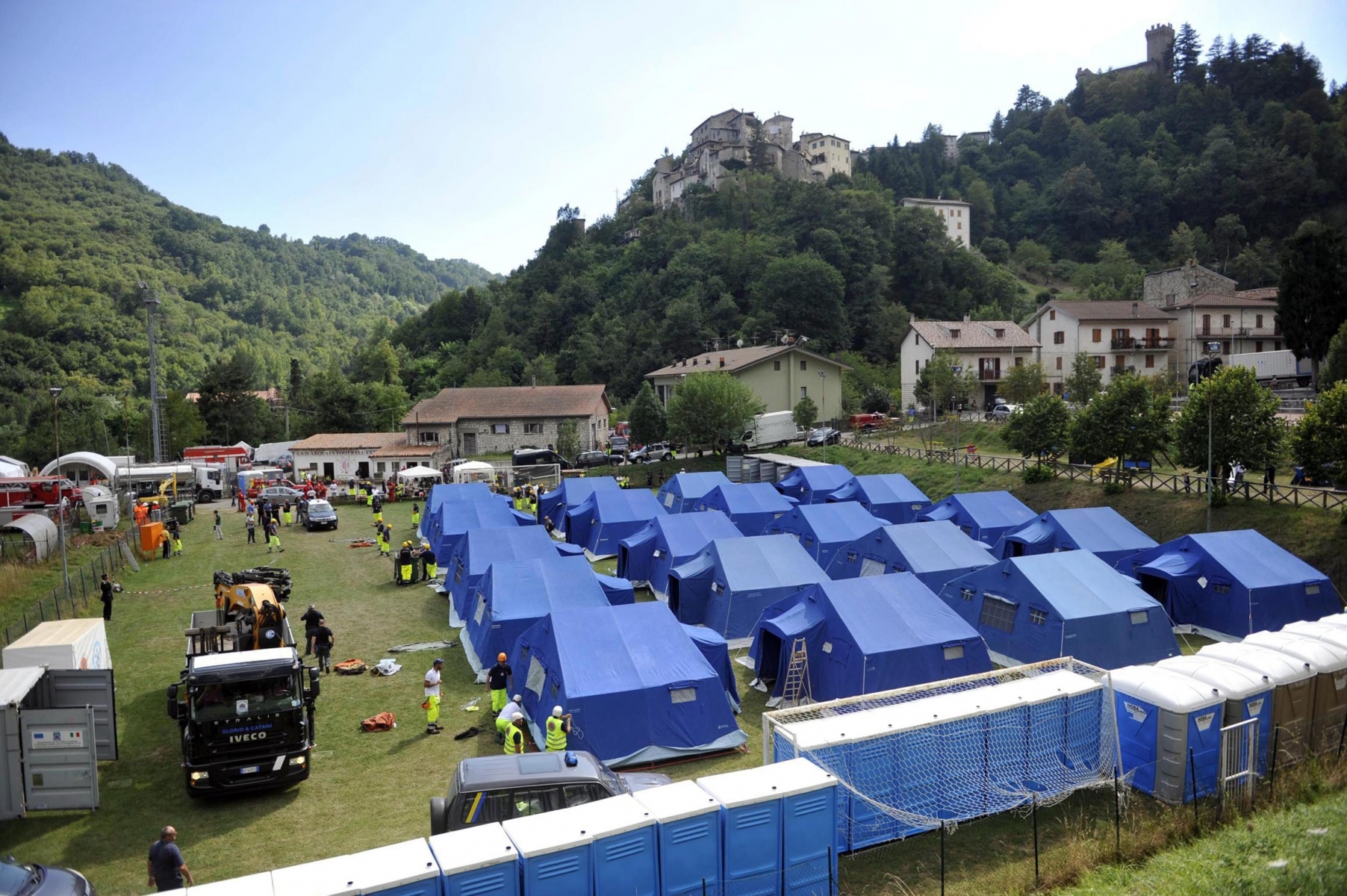 epa05510235 A general view of the tent camp in Arquata Del Tronto, Italy, 25 August 2016, after the 6.2 earthquake struck Italy, on 24 August 2016 that killed at least 247 people. The quake was felt across a broad section of central Italy, in Umbria, Lazio and Marche Regions, including the capital Rome. An Italian cabinet meeting on 25 August 2016 will declare a state of emergency in the areas hit by the earthquake and will earmark 234 million euros from the national emergencies fund, political sources said.  EPA/CRISTIANO CHIODI ITALY EARTHQUAKE