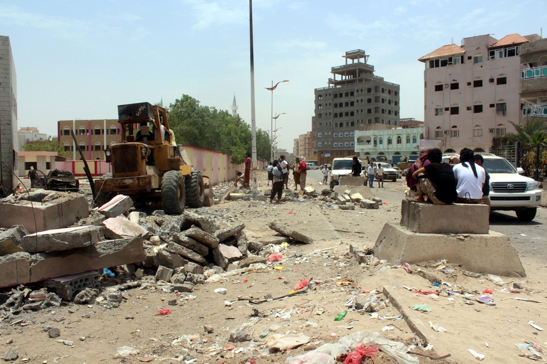 epa05513959 Yemenis inspect the site of a suicide bombing targeting a recruitment center in the southern port city of Aden, Yemen, 29 August 2016. According to reports, at least 60 people were killed by an Islamic State (IS) suicide bomber who drove an explosive car into a recruitment center run by pro-government militias in the southern Yemeni city of Aden.  EPA/STR YEMEN ADEN SUICIDE BOMBING