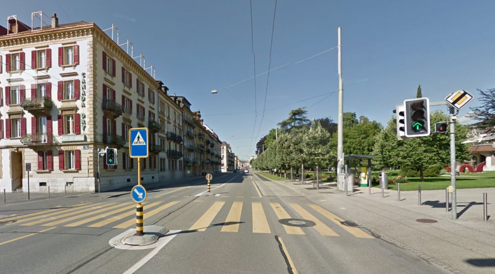 L'Avenue du Premier-Mars à Neuchâtel a été le théâtre d'un accident entre un vélomoteur et une voiture.