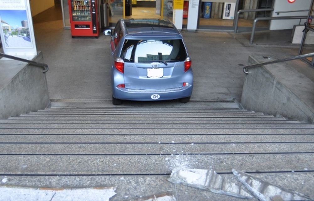 La voiture s'est retrouvée, intacte, au fond des escaliers, qui, eux, devront être réparés.