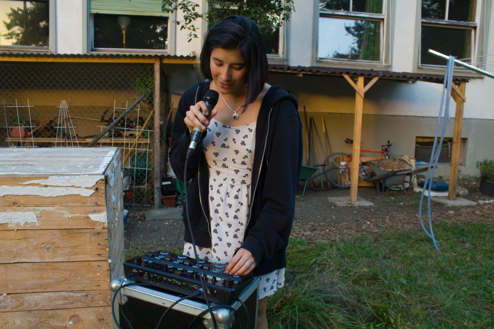 La chanteuse Giulia Dabalà pratique la technique du "loopstation".