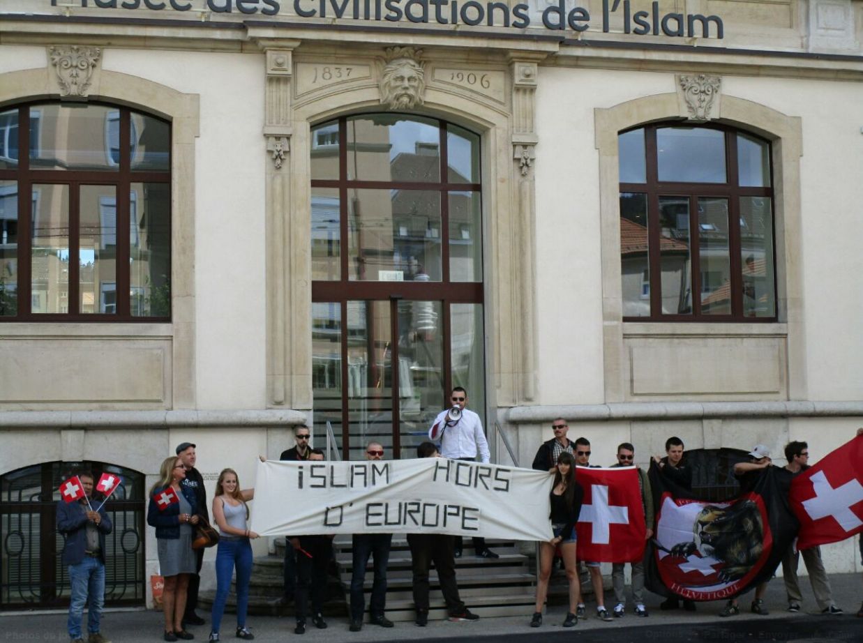 Une quinzaine de membres de groupe "Résistance Helvétique" se sont réunis dimanche devant le musée de l’islam à La Chaux-de-fonds.