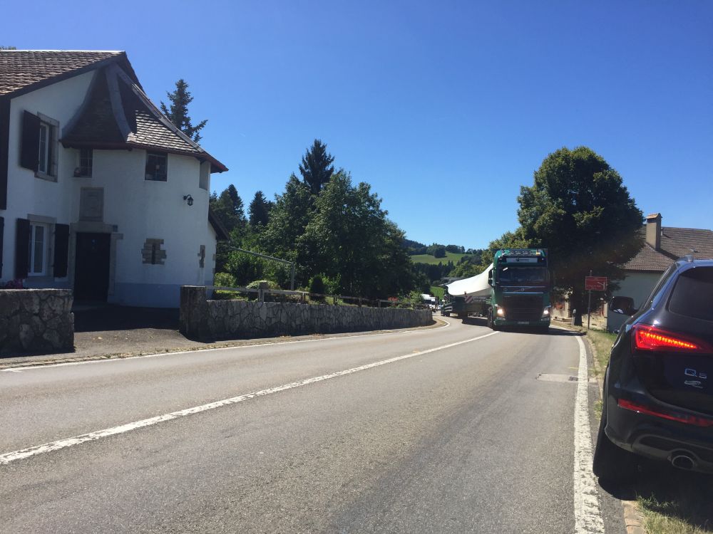 Un camion transportant une pale d'éolienne est passé par La Cibourg, lundi vers 14h.