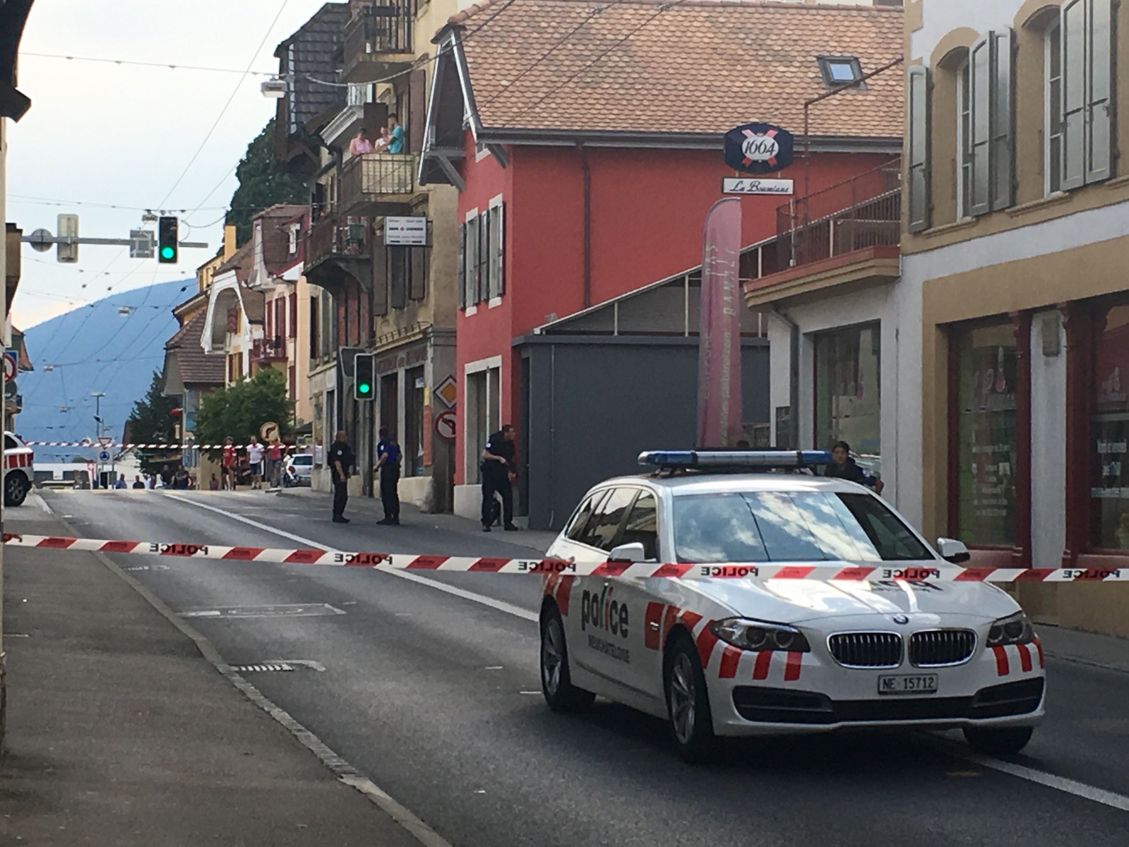 La Grand-Rue, à Peseux, a été fermée au trafic durant l'intervention policière.