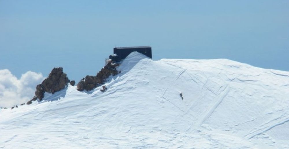 La cabane Reine Marguerite (Regina Margherita) s'élève à 4554 mètres d'altitude, sur le sommet de la pointe Gnifetti, à la frontière italo-suisse.