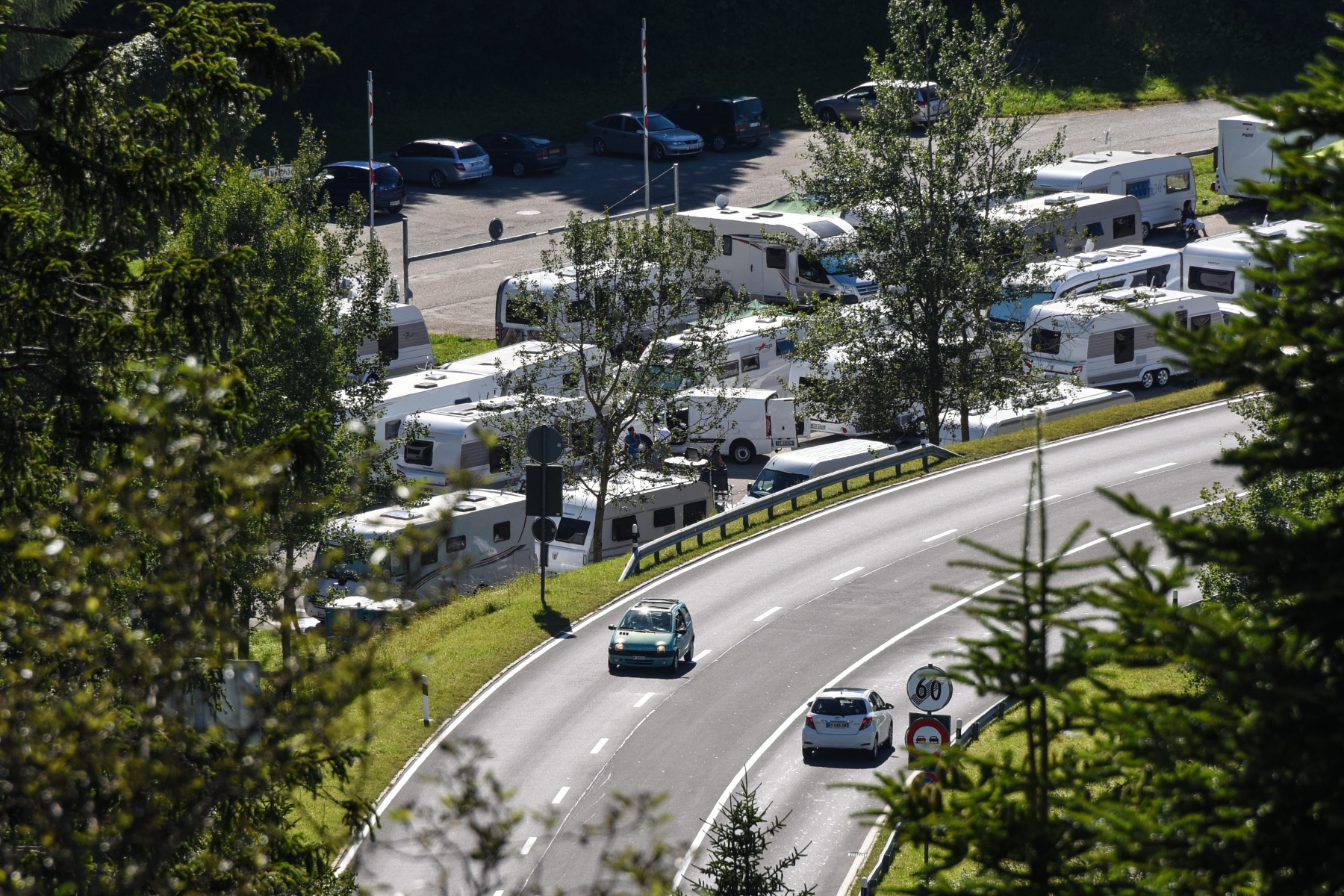 Les gens du voyage ont débarqué à Malvilliers mardi soir et ont fini par s’installer à La Vue-des-Alpes hier après-midi.