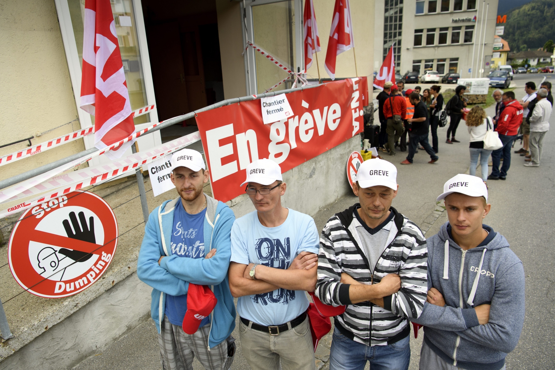 Quatre des six ouvriers polonais en grève à Sainte-Croix.  (KEYSTONE/Laurent Gillieron)