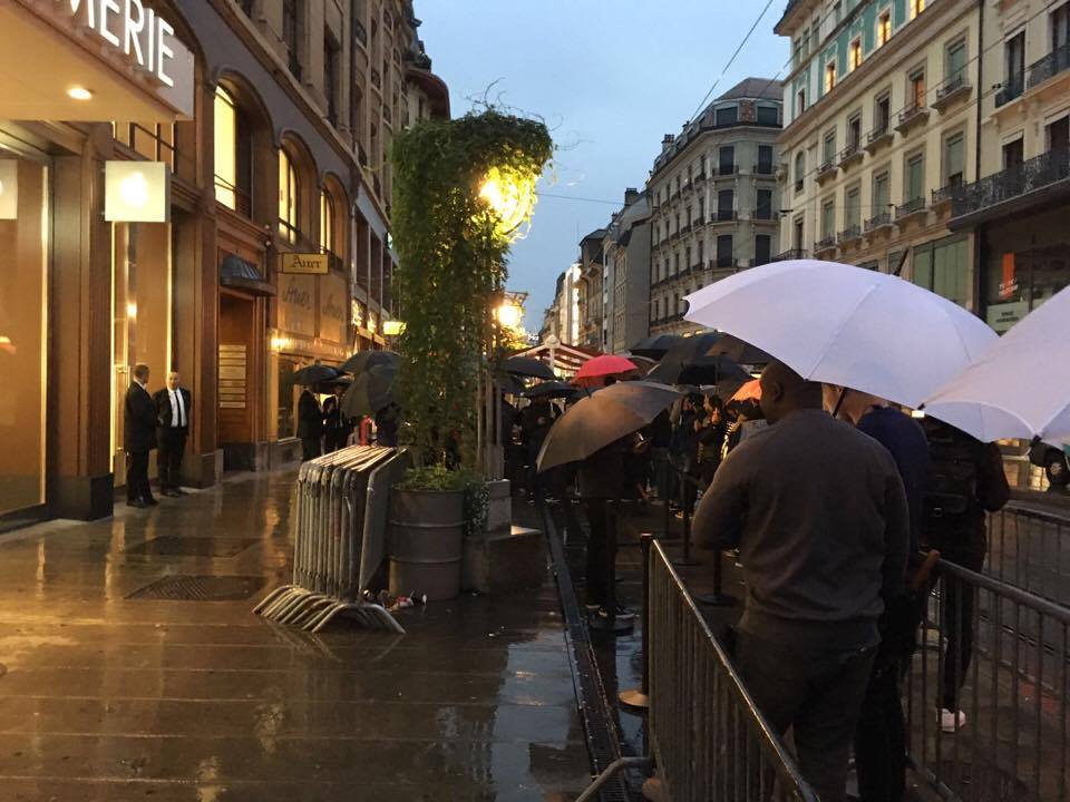 Des dizaines de personnes attendaient devant l'Apple Store de Genève.