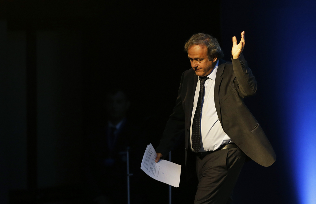 Michel Platini a fini son discours la voix un peu chevrotante, pris par l'émotion, avant de quitter la salle sous des applaudissements respectueux.