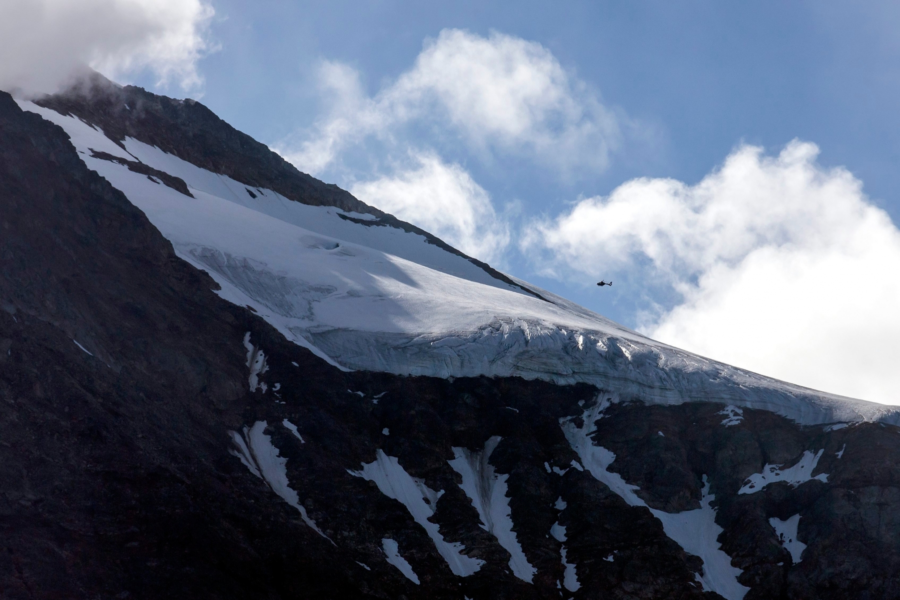 Ein Helikopter sucht im Gebiet Sustenpass nach der vermissten F/A-18, am Dienstag, 30. August 2016, auf dem Sustenpass. Im Gebiet des Sustenpasses wird seit Montagnachmittag gegen 16.30 Uhr eine F/A-18 der Schweizer Luftwaffe vermisst. Ueber das Schicksal des Piloten sei zur Zeit nichts bekannt, teilte das Eidgenoessische Verteidigungsdepartement (VBS) mit. Seit dem fruehen Morgen sind drei Helikopter und Suchtrupps zu Fuss im Dauereinsatz. (KEYSTONE/Alexandra Wey)



A helicopter in search for a missing F/A-18-plane of the Swiss military, on the Susten pass, Switzerland, on Tuesday, 30 August 2016. The Swiss military launched a search after a warplane belonging to the countryís air force went missing during a training exercise. The plane, a one-seater F/A-18C, disappeared near Susten in central Switzerland on Monday afternoon, the Swiss defence ministry said. Three army helicopters and mountain rescue teams are continuing today their search for the fighter jet and pilot. (KEYSTONE/Ale