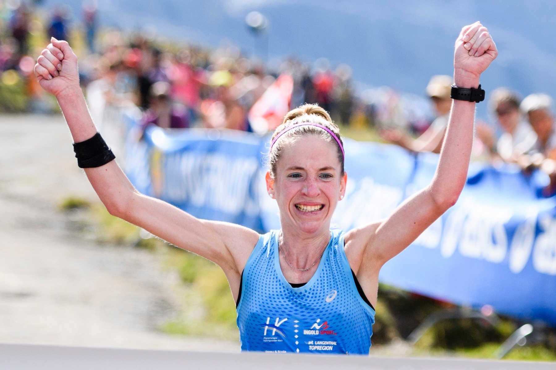 Martina Straehl aus der Schweiz laeuft als schnellste Frau ins Ziel des Jungfrau Marathon, dessen Strecke von Interlaken ueber Lauterbrunnen auf die Kleine Scheidegg fuehrt, fotografiert am Samstag, 10. September 2016 auf der Kleinen Scheidegg in Lauterbrunnen. (KEYSTONE/Manuel Lopez) SCHWEIZ JUNGFRAU MARATHON