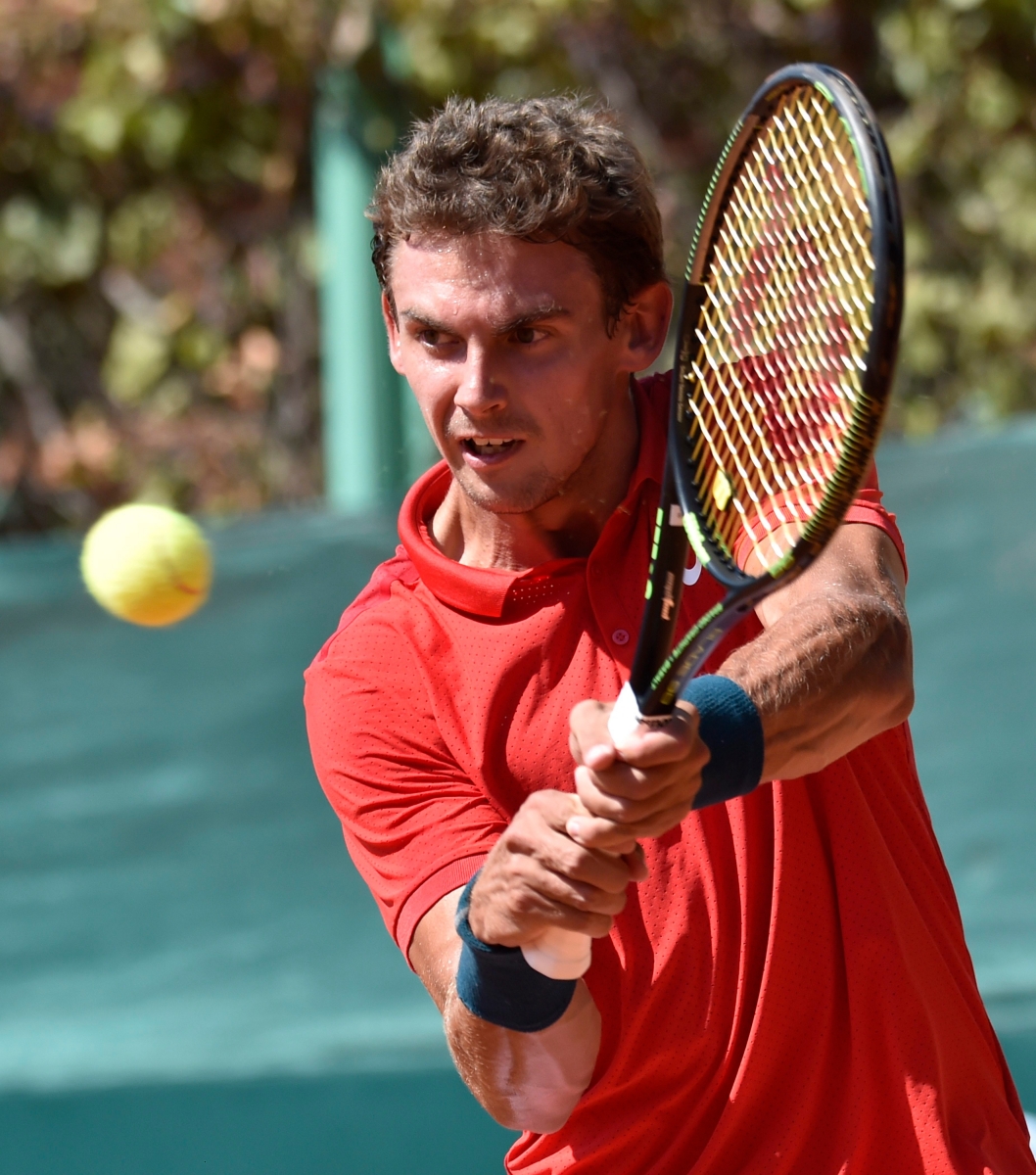 Der Schweizer Henri Laaksonen spielt den Ball, im zweiten Einzel zwischen dem Usbeken Sanjar Fajsiew und dem Schweizer Henri Laaksonen, im Tennis Davis Cup Auf-/Abstiegs-Playoff zwischen Usbekistan und der Schweiz, am Freitag, 16. September 2016, in Taschkent, Usbekistan. (KEYSTONE/Anvar Ilyasov) USBEKISTAN TENNIS DAVIS CUP UZB CHE