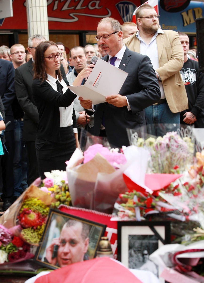 epa05522449 Polish Ammbassador Arkady Rzegocki (C-R) speaks to the crowd during a silent march of the local community in Harlow, Essex, Britain, 03 September 2016, to pay tribute to Polish national Arkadiusz Jozwik (seen on picture in foreground) who was murdered outside a takeaway shop in Harlow on 27 August 2016.  EPA/SEAN DEMPSEY BRITAIN POLAND CRIME