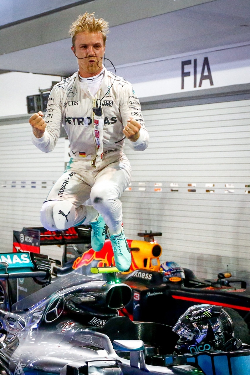 epa05546163 German Formula One driver Nico Rosberg of Mercedes AMG GP celebrates winning the Singapore Formula One Grand Prix night race in Singapore, 18 September 2016.  EPA/DIEGO AZUBEL SINGAPORE FORMULA ONE GRAND PRIX