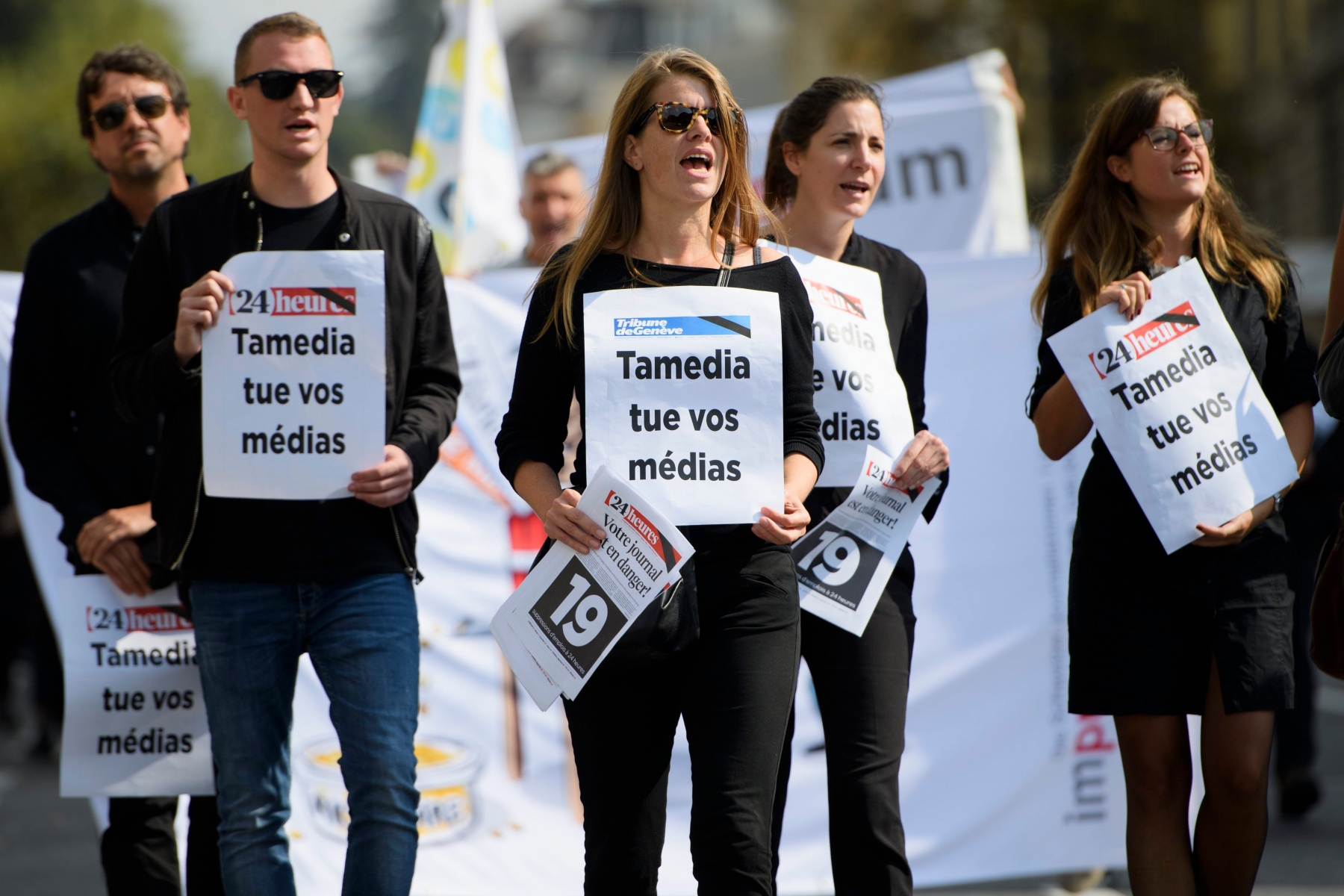 Des membres de la redaction du quotidien "24 Heures" manifestent avec le slogan "Tamedia tue vos medias", ce mardi, 27 septembre 2016, devant la Tour Tamedia a Lausanne. Les employes des journaux "24 Heures" et de la "Tribune de Geneve" manifestent afin de revendiquer le maintien du budget et des effectifs pour la redaction des deux journaux regionaux. (KEYSTONE/Laurent Gillieron) SCHWEIZ TAMEDIA STELLENABBAU ROMANDIE