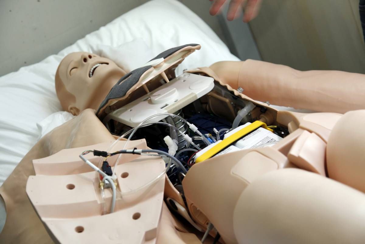 Des robots de pointe servent de faux patients aux étudiants qui font leur Bachelor dans la filière des soins infirmiers au Centre de simulation de la HE-Arc Santé dans le bâtiment Strate J de Delémont.