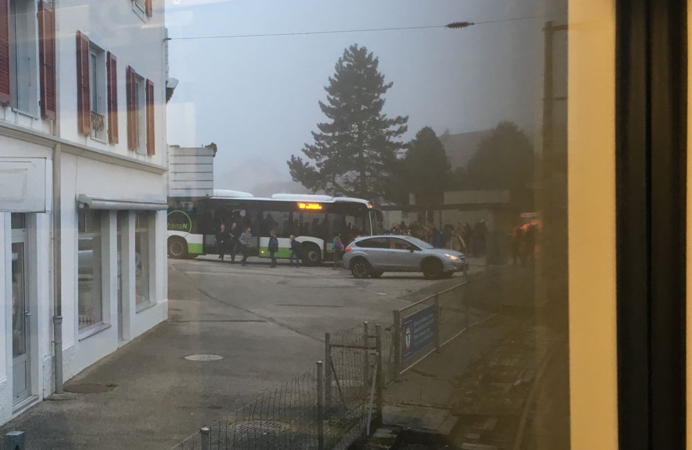 Notre témoin a pu photographier les bus de remplacement qui conduisaient les voyageurs de Couvet à Fleurier.