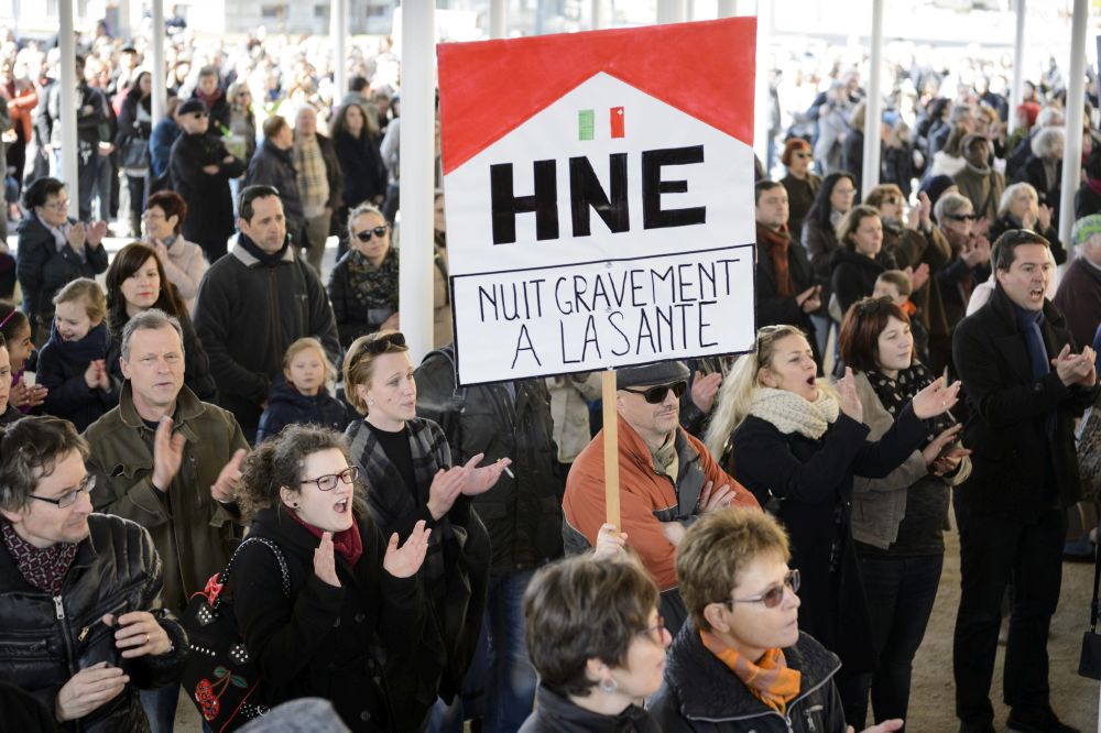 Environs 4000 citoyens ont manifesté en mars dernier à La Chaux-de-Fonds afin de défendre l’hôpital et la démocratie. 