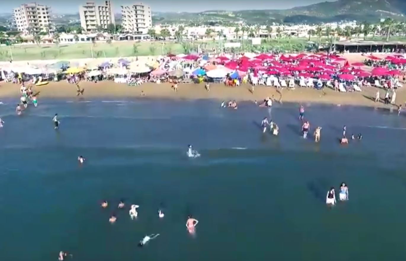 L'Office du tourisme syrien a choisi la plage de la station balnéaire de Tartous, une ville contrôlée par le régime, pour vanter ses charmes.