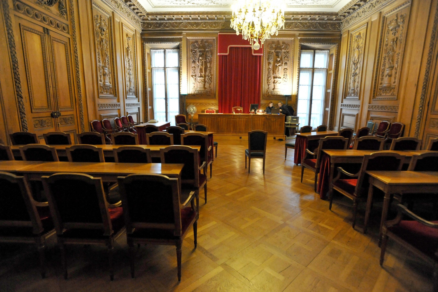 La restauration des fauteuils Louis XVI de la salle du Conseil général, à l'hôtel de ville de Neuchatel, au coeur de la discorde.