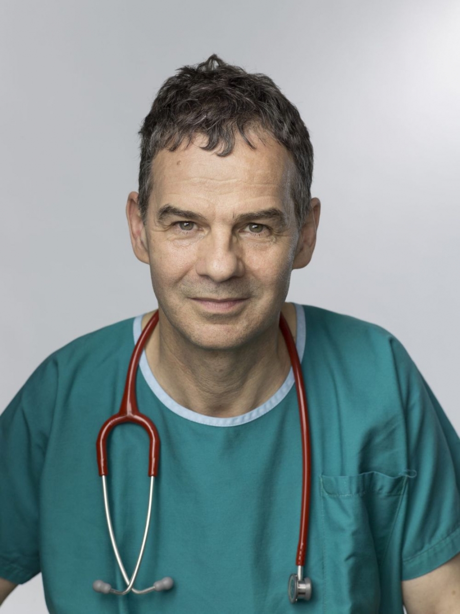 Le chirurgien René Prêtre sort un livre dans lequel il se raconte.