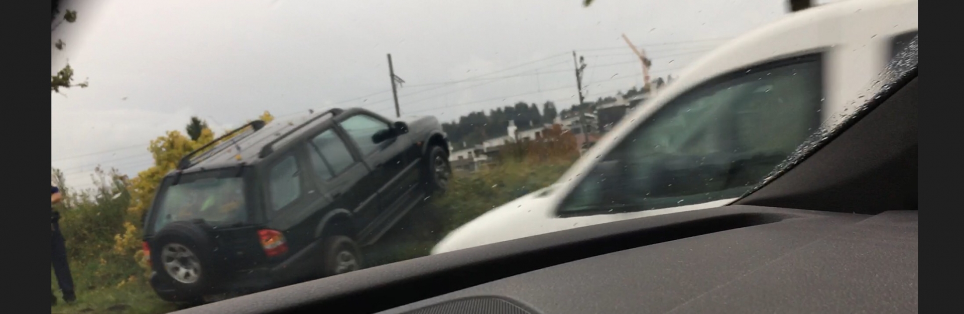 Une voiture se retrouvée dans dans le talus le long du boulevard de la Liberté à La Chaux-de-Fonds ce lundi.