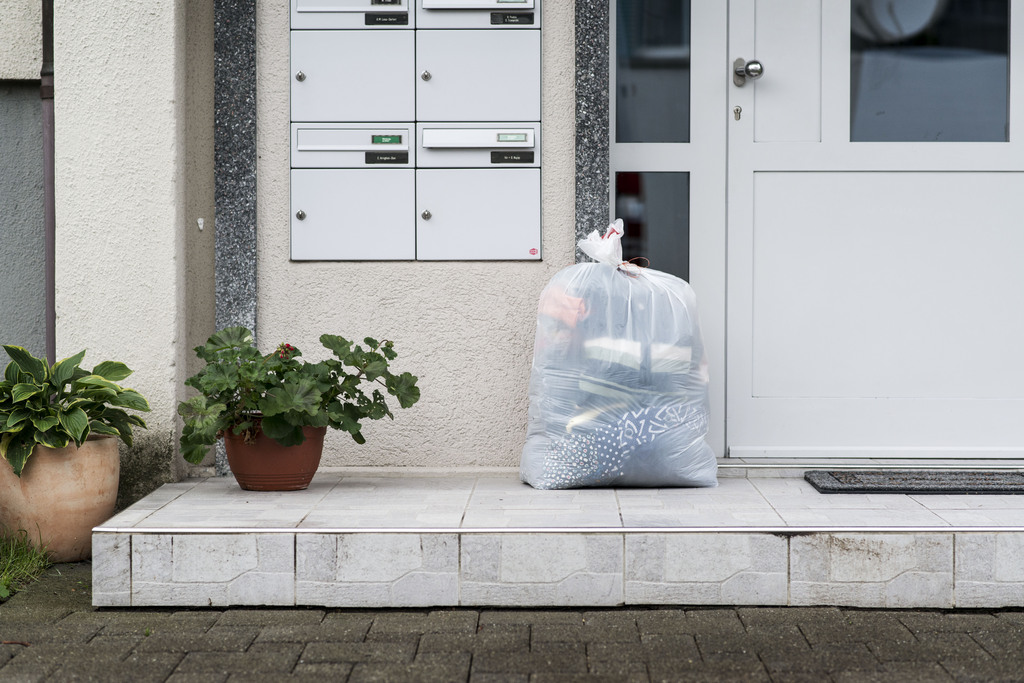 Le malheureux avait déposé ses vêtements sur le pas de la porte.