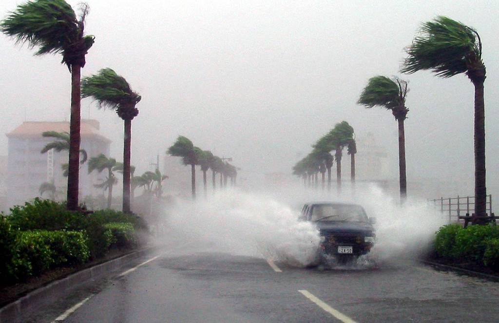 Le Japon est régulièrement menacé par de violents typhons, comme ici en 2004.