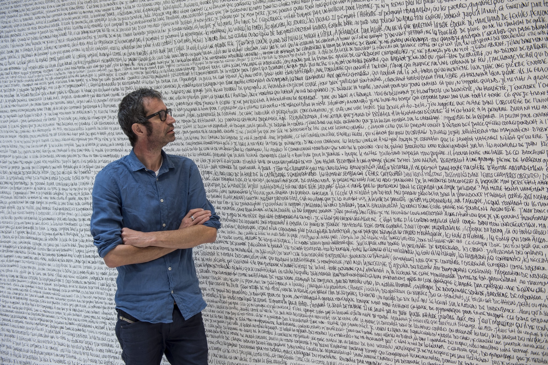 Sur un mur du Centre Dürrenmatt, Jean-Christophe Norman a réécrit dans son intégralité un texte du dramaturge, "La guerre dans l'hiver tibétain".