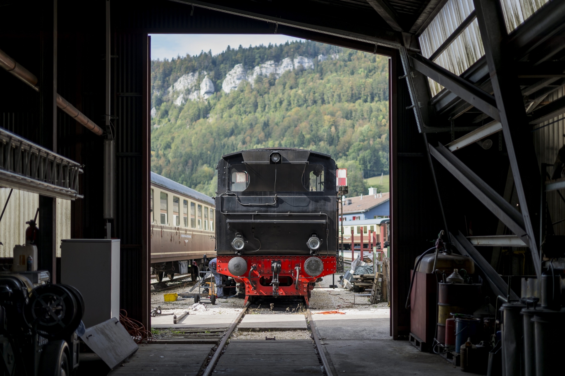 La locomotive Krauss Maffei devant le dépôt du VVT à Saint-Sulpice.