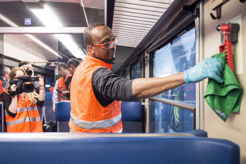 Les participants nettoieront des trains sur le nouvel itinéraire entre Berne et Lausanne/Nyon, via Viège et Martigny.