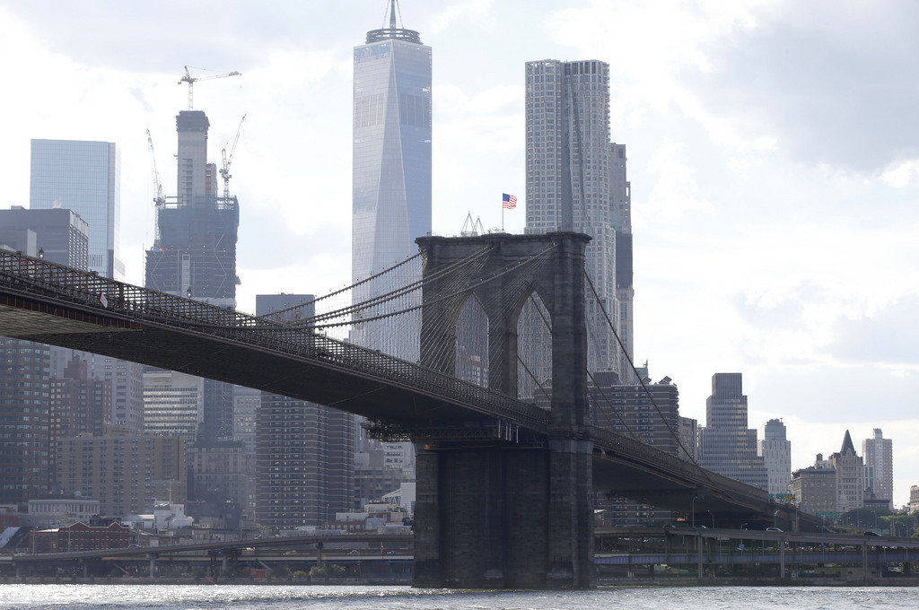 Le pont de Manhattan relie la partie inférieure de l'île de Manhattan à l'arrondissement de Brooklyn. 