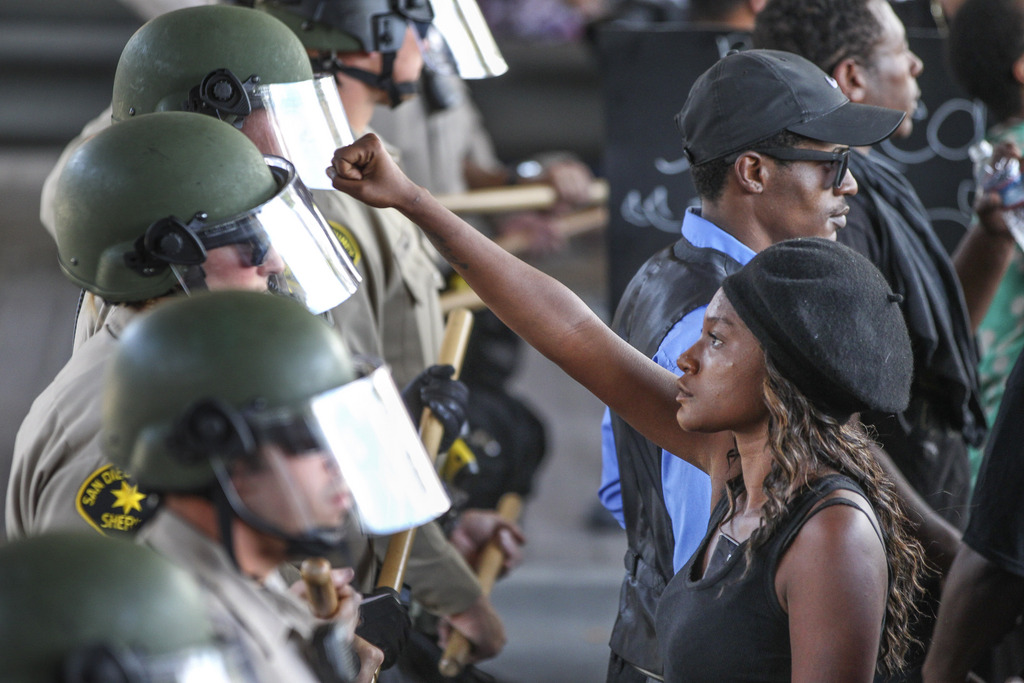 Dans un contexte de relations raciales tendues, où plusieurs Noirs ont été tués par la police ces dernières semaines, les manifestations se multiplient aux Etats-Unis.