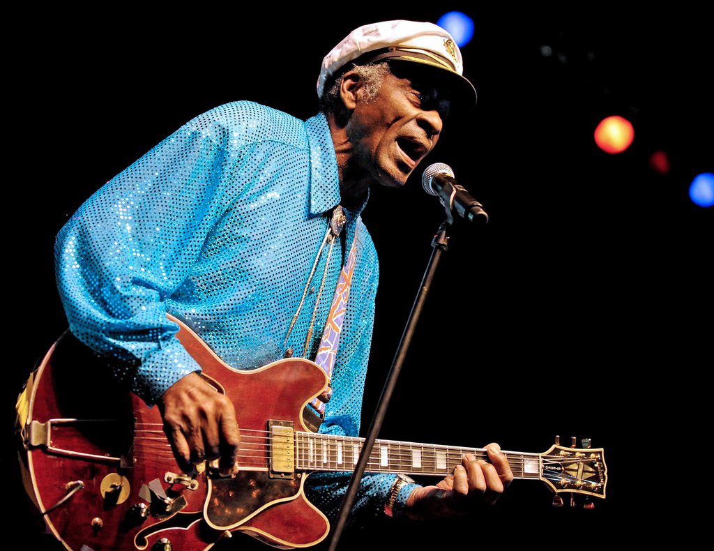 L'un des inventeurs du rock'n'roll, Chuck Berry a été une influence majeure de groupes comme les Beatles ou les Rolling Stones dans les années 1960, avec des titres comme "Come On", "Maybellene" ou "Roll Over Beethoven".