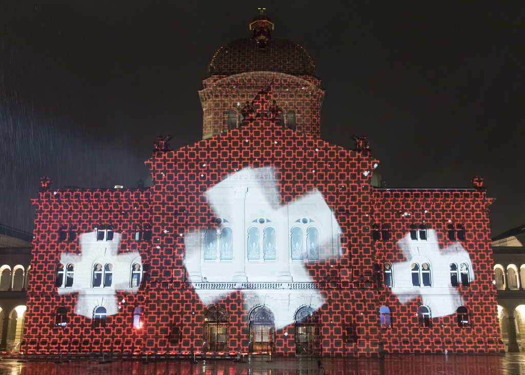 Des centaines de personnes viennent assister tous les soirs au spectacle sons et lumières sur la Place fédérale, à une encablure de l'incident.