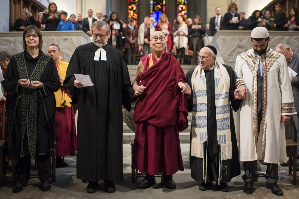 Le dalaï-lama a officié aux côtés de représentants d'autres religions.