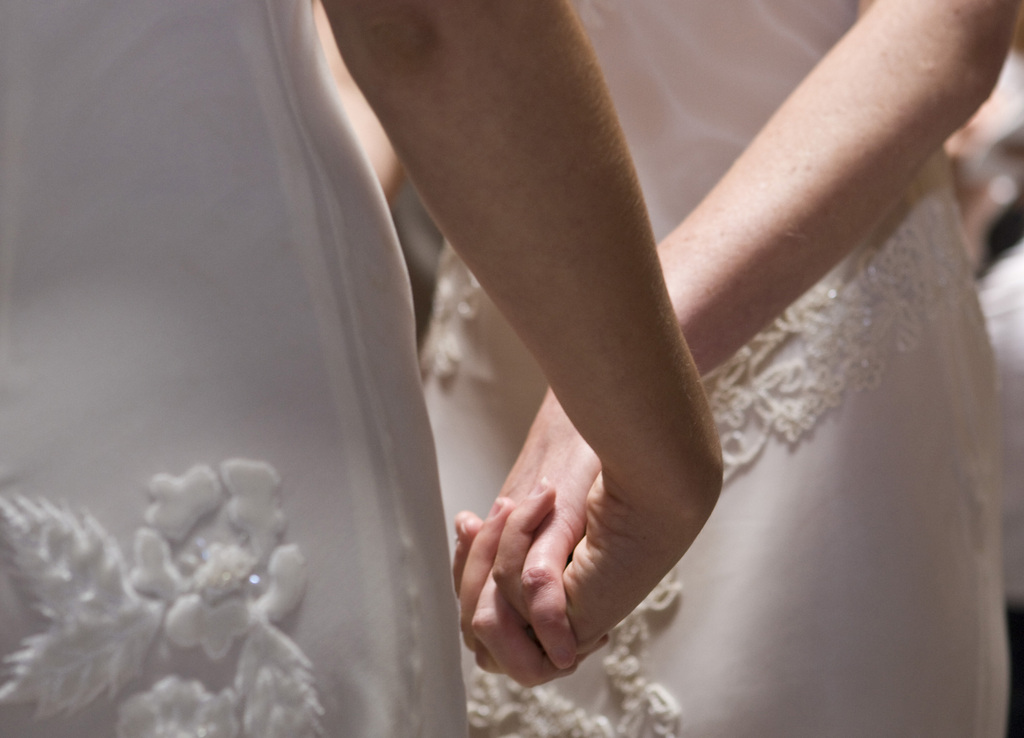 Pour les deux "mariées", l'Église doit s'ouvrir aux personnes homosexuelles.