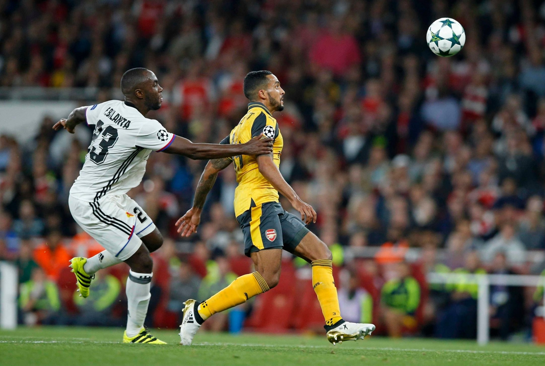 Basel's Eder Balanta, left, challenges Arsenal's Theo Walcott during the Champions League group A soccer match between Arsenal and Basel at the Emirates stadium in London, Wednesday, Sept. 28, 2016. (AP Photo/Alastair Grant) Britain Soccer Champions League