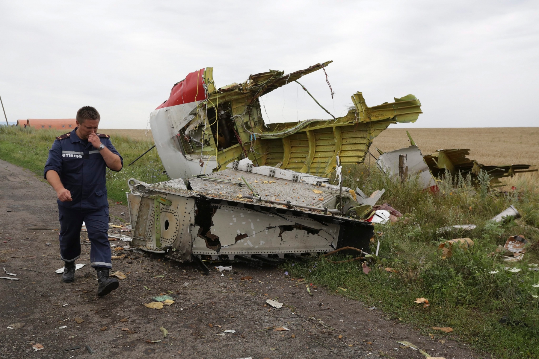 epa05560310 (FILE) A file photo dated 18 July 2014 showing a Ukrainian rescue worker passing wreckage of the Boeing 777, Malaysia Arilines flight MH17, which crashed during flying over the eastern Ukraine region near Donetsk, Ukraine. Reports on 28 September 2016 state the group of international prosecutors had come to a conclusion a BUK missile fired from rebel territory in eastern Ukraine hit the plane as it was flying from Amsterdam to Kuala Lumpur. All 298 people aboard the plane died.  EPA/ANASTASIA VLASOVA ILE UKRAINE MALAYSIA MH17 CRASH INVESTIGATION