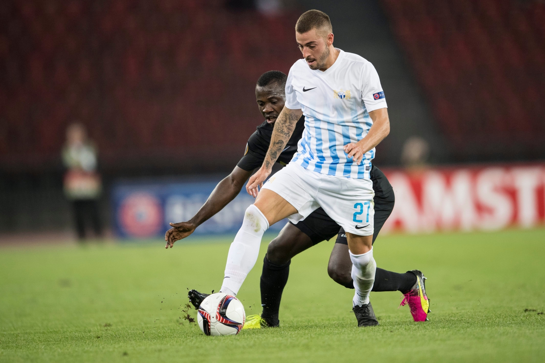 Osmanlispor's Dzon Delarge, left, in action against Marco Schoenbaechler, right, during the UEFA Europa League group match between Swiss Club FC Zurich and Turkey's Osmanlispor FK, at the Letzigrund stadium in Zurich, Switzerland, Thursday, September 29, 2016. (KEYSTONE/Ennio Leanza) FUSSBALL EUROPA LEAGUE 2016/17 FCZ OSMANLISPOR