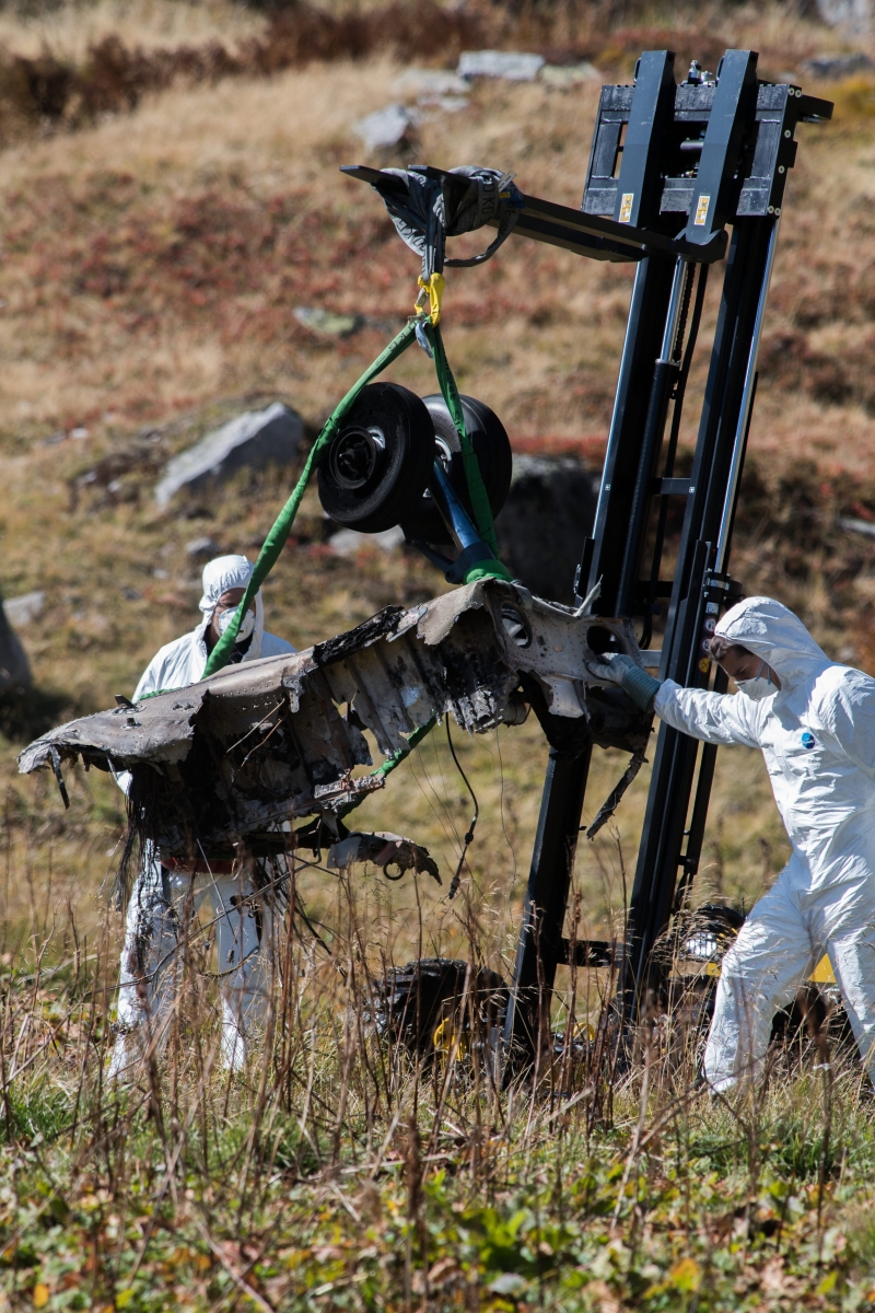 Experts of military aviation investigate the debris from a crashed Swiss army helicopter of the tipe Super Puma near the fort Sasso da Pigna close to the Gotthard mountain pass in Airolo, southern Switzerland, on Thursday, September 29, 2016. The accident happened around midday at an altitude of 2,100 metres. The two pilots died in the accident, the third person abord is seriously injured. (KEYSTONE/Ti-Press/Samuel Golay) SCHWEIZ ARMEE HELIKOPTER ABSTURZSCHWEIZ ARMEE HELIKOPTER ABSTURZ