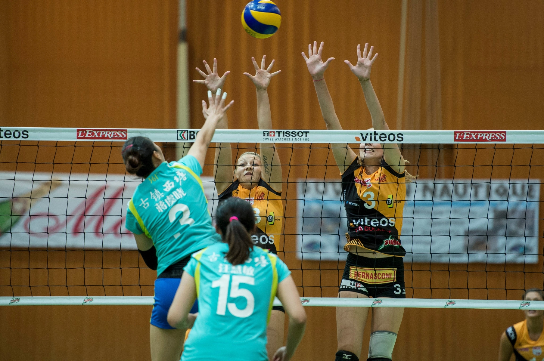 Volleyball : NUC - Zheijang (CHINE)



A l'attaque de dos Yuxiao Jiang (3) et au bloc a gauche Carole Troesch (13) et a droite Martina Halter (3)



Neuchatel, le 02.10.2016



Photo : Lucas Vuitel