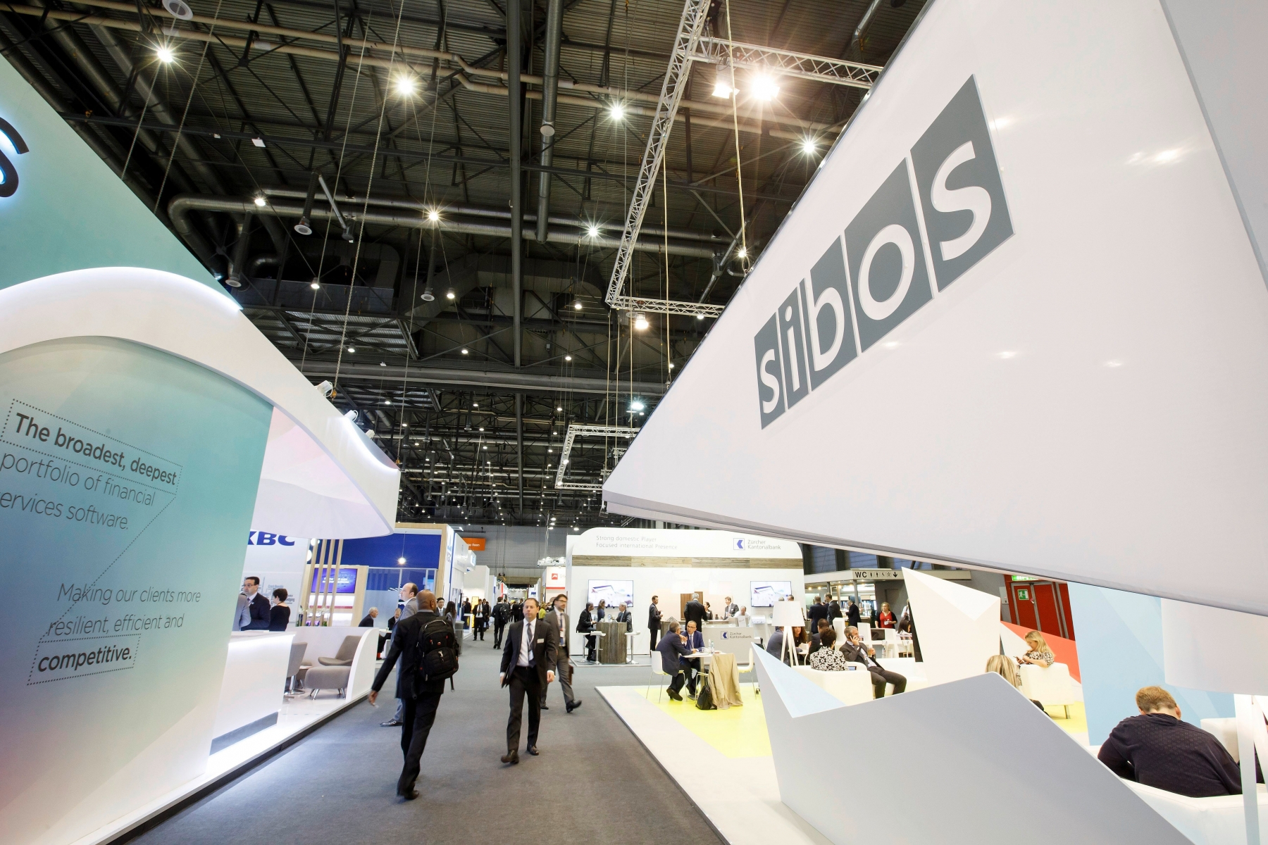 Visitors gather in the hall, during SIBOS 2016 at the Palexpo, in Geneva, Switzerland, Monday, September 26, 2016. SIBOS (Swift International Banking Operations Seminar) is an annual conference, exhibition and networking event organized by SWIFT for the financial industry. The 38th edition is held for the first time in Geneva and for the third time in Switzerland from the 26th to 29th September 2016. (KEYSTONE/Salvatore Di Nolfi) SWITZERLAND SIBOS FINANCIAL CONFERENCE