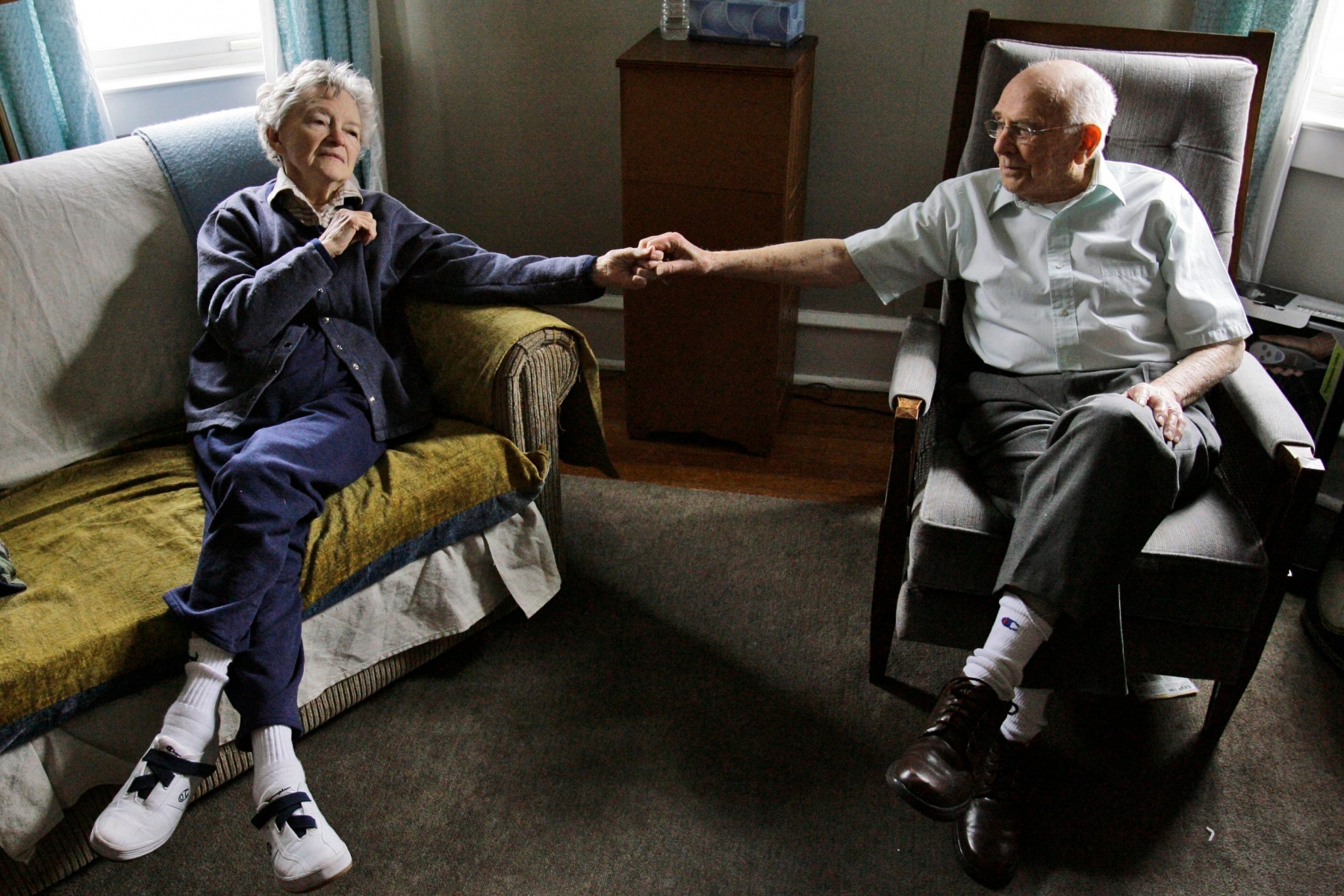 Alzheimer's patient Dorothy Eckert and her husband John Eckert's hold hands at their home  in Norristown Pa., Thursday, April 19, 2007. (AP Photo/Matt Rourke) USA KRANKHEIT ALZHEIMER