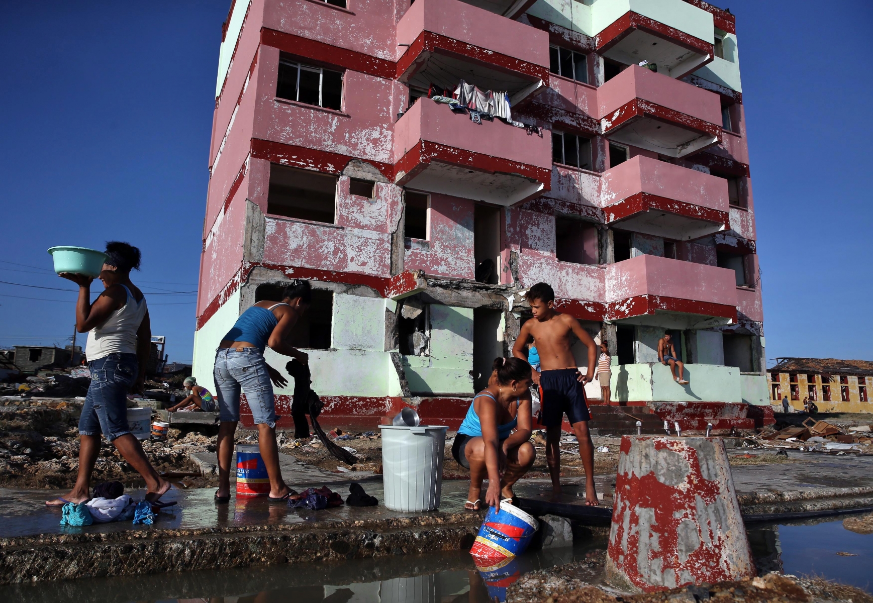 epa05574813 People collect water after hurricane Matthew hit the area, in Baracia, Cuba, 07 October 2016. Hurricane Matthew continued his path north, along the the US east coast early 07 October, after bringing heavy rains and winds to Cuba and Haiti, where the death toll has risen to more than 400, according to official sources.  EPA/ALEJANDRO ERNESTO CUBA HURRICANE MATTHEW