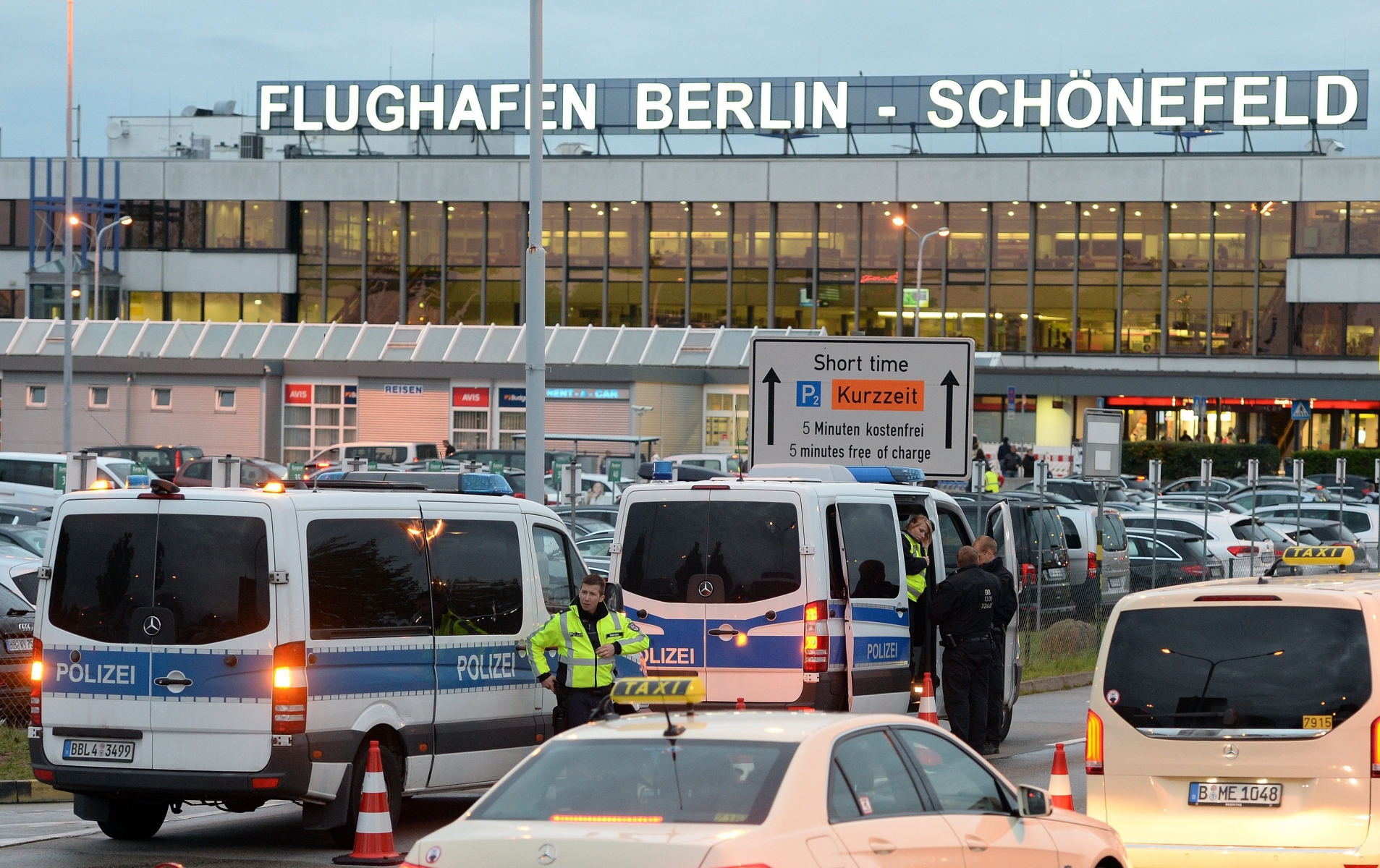 epa05576682 Police officers check cars arriving at Schoenefeld airport just outside Berlin, Germany, 08 October 2016. The police has been on heightened alert and tightened security protocols since a suspected attempted terrorist attack in Chemnitz this morning. Around 30 officers proofed the identities of public transport passengers and drivers entering the airport as part of an ongoing search for a suspect.  EPA/MAURIZIO†GAMBARINI GERMANY POLICE SECURITY