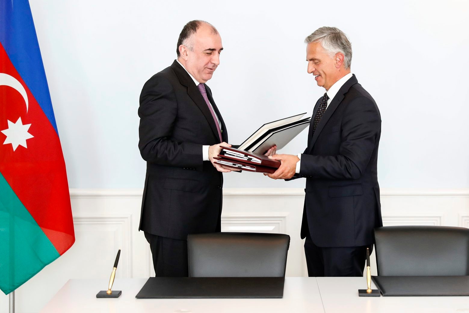 Swiss Foreign Minister Didier Burkhalter, right, and Elmar Mammadyarov, Foreign Minister of Azerbaijan, left, exchange documents after signing an agreement between Switzerland and Azerbaijan on the readmission of persons residing without authorisation and an agreement on the facilitation of the issuance of visas, during Mammadyarov's official visit in Bern, Switzerland, Monday, October 10, 2016.(KEYSTONE/Peter Klaunzer) SCHWEIZ BESUCH ASERBAIDSCHAN